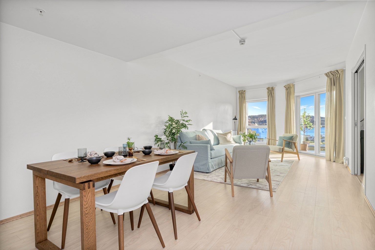 Leiligheten fremstår lun og behagelig, mye naturlig lys og åpen planløsning 