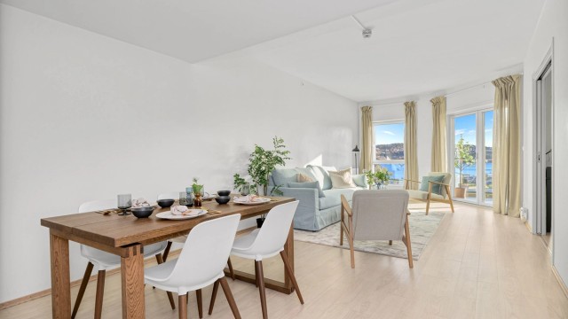 Leiligheten fremstår lun og behagelig, mye naturlig lys og åpen planløsning