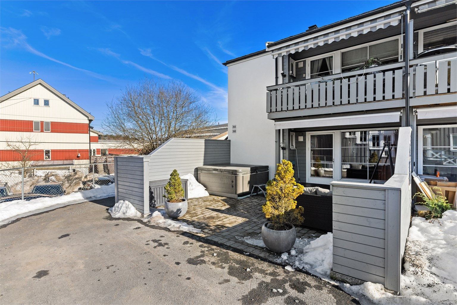 Stor uteplass med utgang direkte fra stuen. Plassen vender mot vest og har gode solforhold. (Jacuzzi medfølger ikke)  