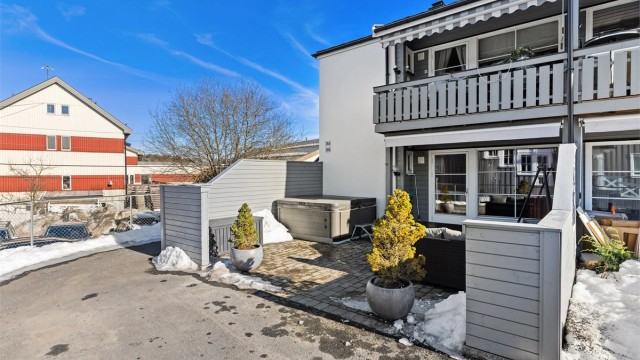 Stor uteplass med utgang direkte fra stuen. Plassen vender mot vest og har gode solforhold. (Jacuzzi medfølger ikke)