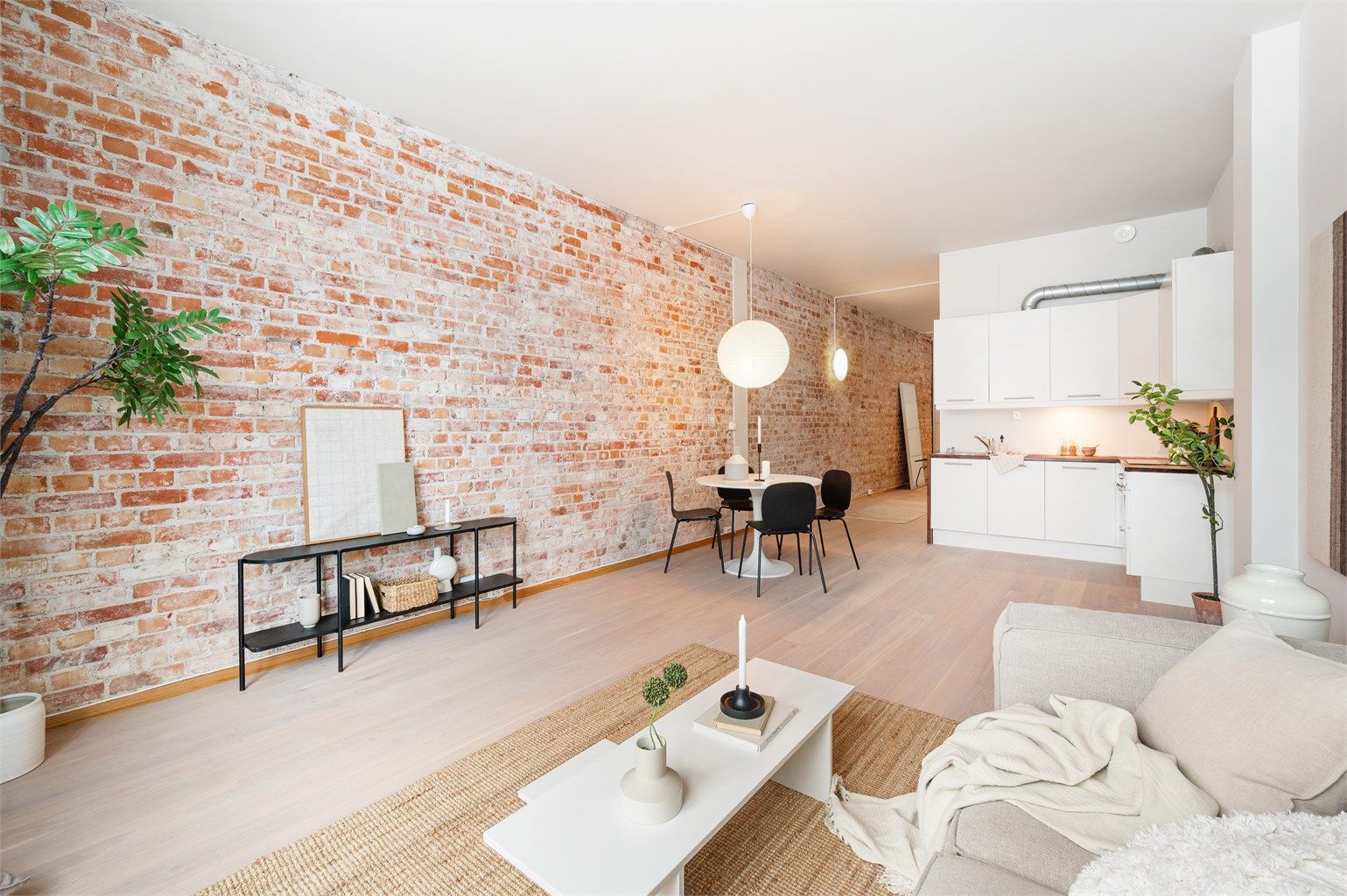 Den åpne løsningen mot kjøkkenet gir maksimal utnyttelse, og inviterer til sosiale lag.