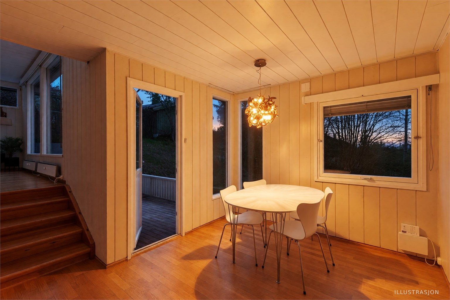 Utgang til terrasse med gode solforhold og videre adkomst til uteareal. 