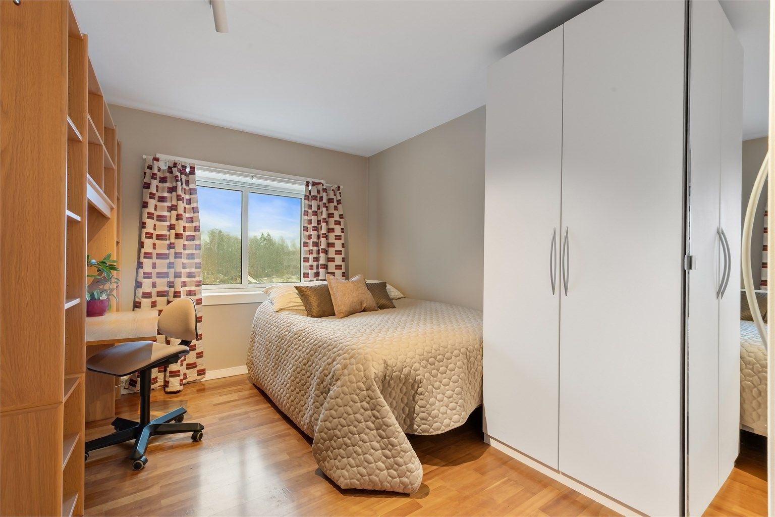 Soverommet har god plass til både seng og garderobeløsning. Gulvet er belagt med parkettbord.