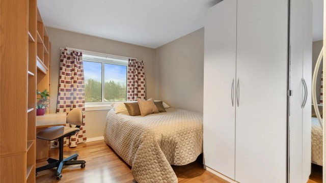 Soverommet har god plass til både seng og garderobeløsning. Gulvet er belagt med parkettbord.