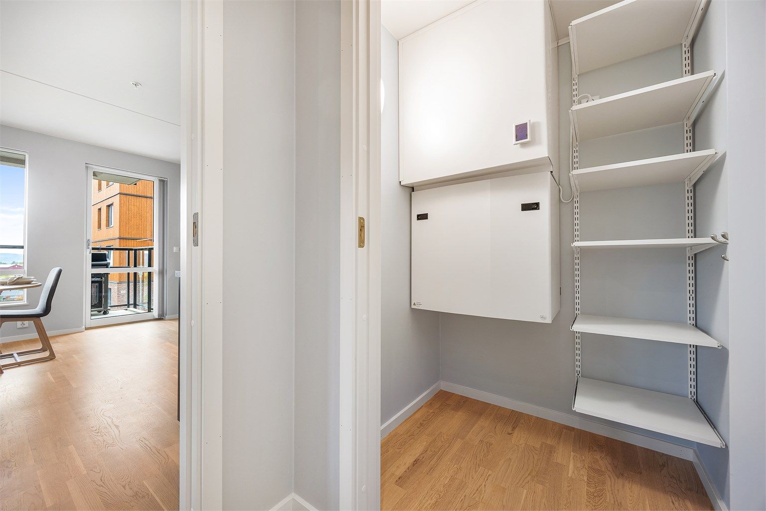 Innvendig bod med hylleplass og balansert ventilasjonsaggregat.