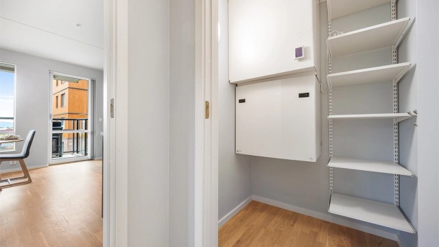 Innvendig bod med hylleplass og balansert ventilasjonsaggregat.