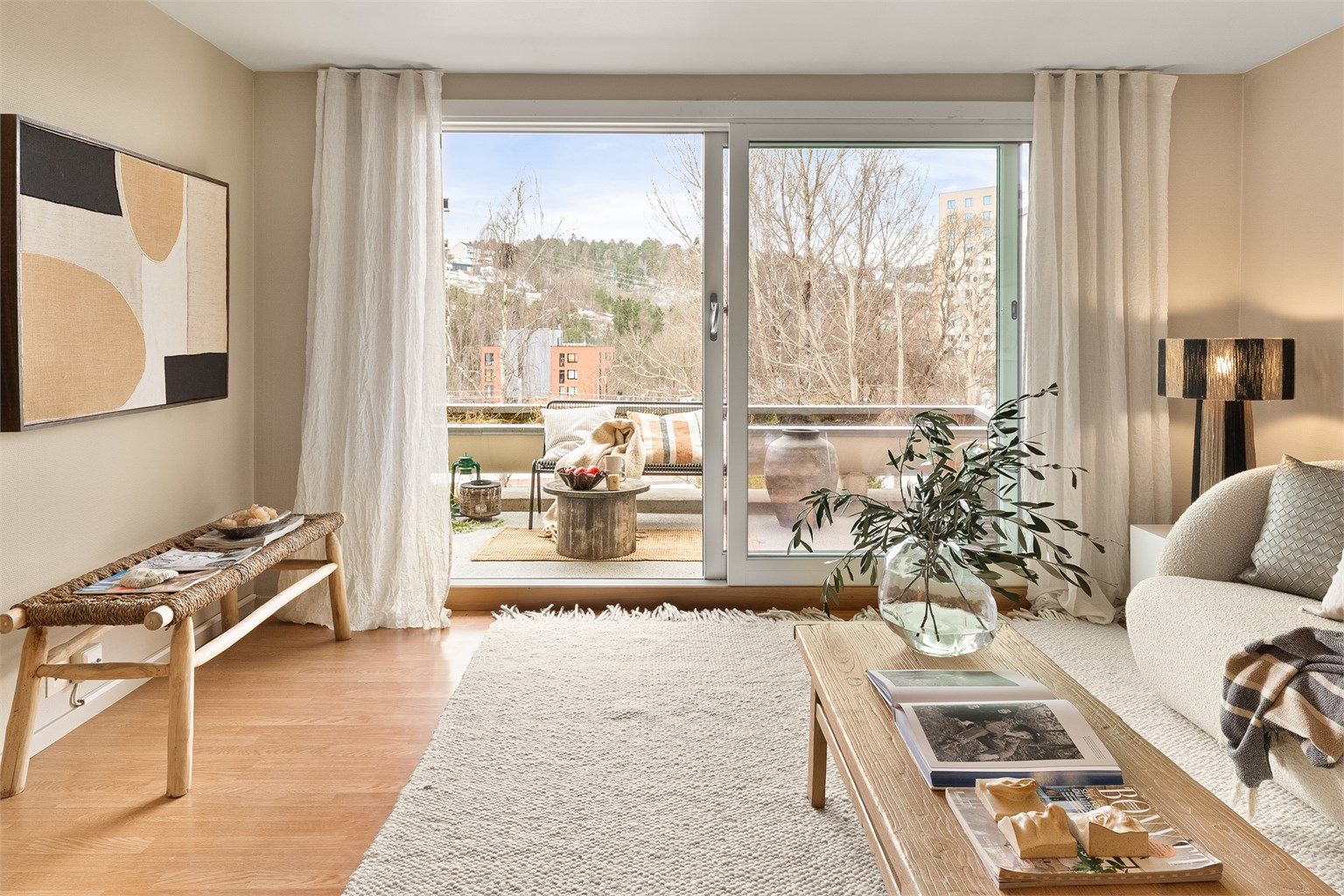 Balkongskyvedøren er fra 2018 og har 3-lags glass.