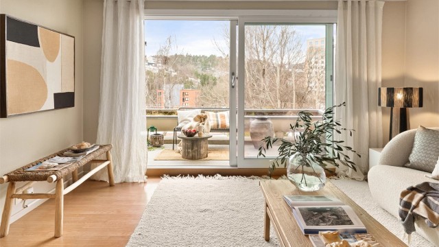 Balkongskyvedøren er fra 2018 og har 3-lags glass.