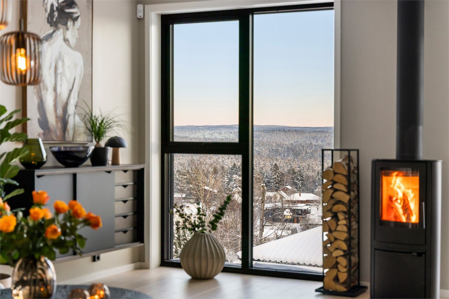Fra stue- og kjøkkenvinduene nyter du også flott utsikt
