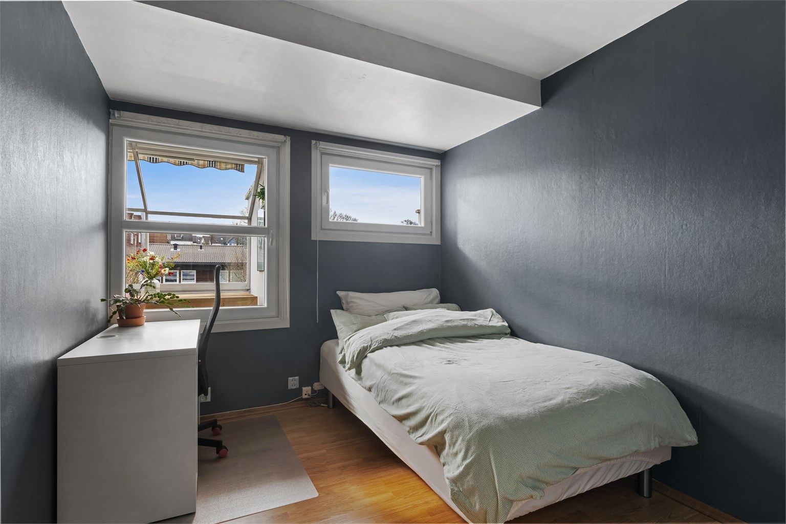 Det andre soverommet passer utmerket som barnerom, gjesterom eller hjemmekontor.