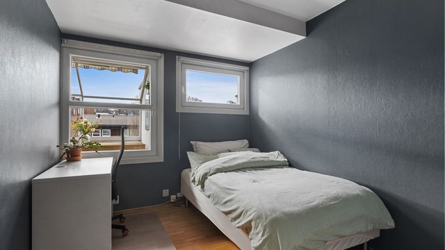 Det andre soverommet passer utmerket som barnerom, gjesterom eller hjemmekontor.