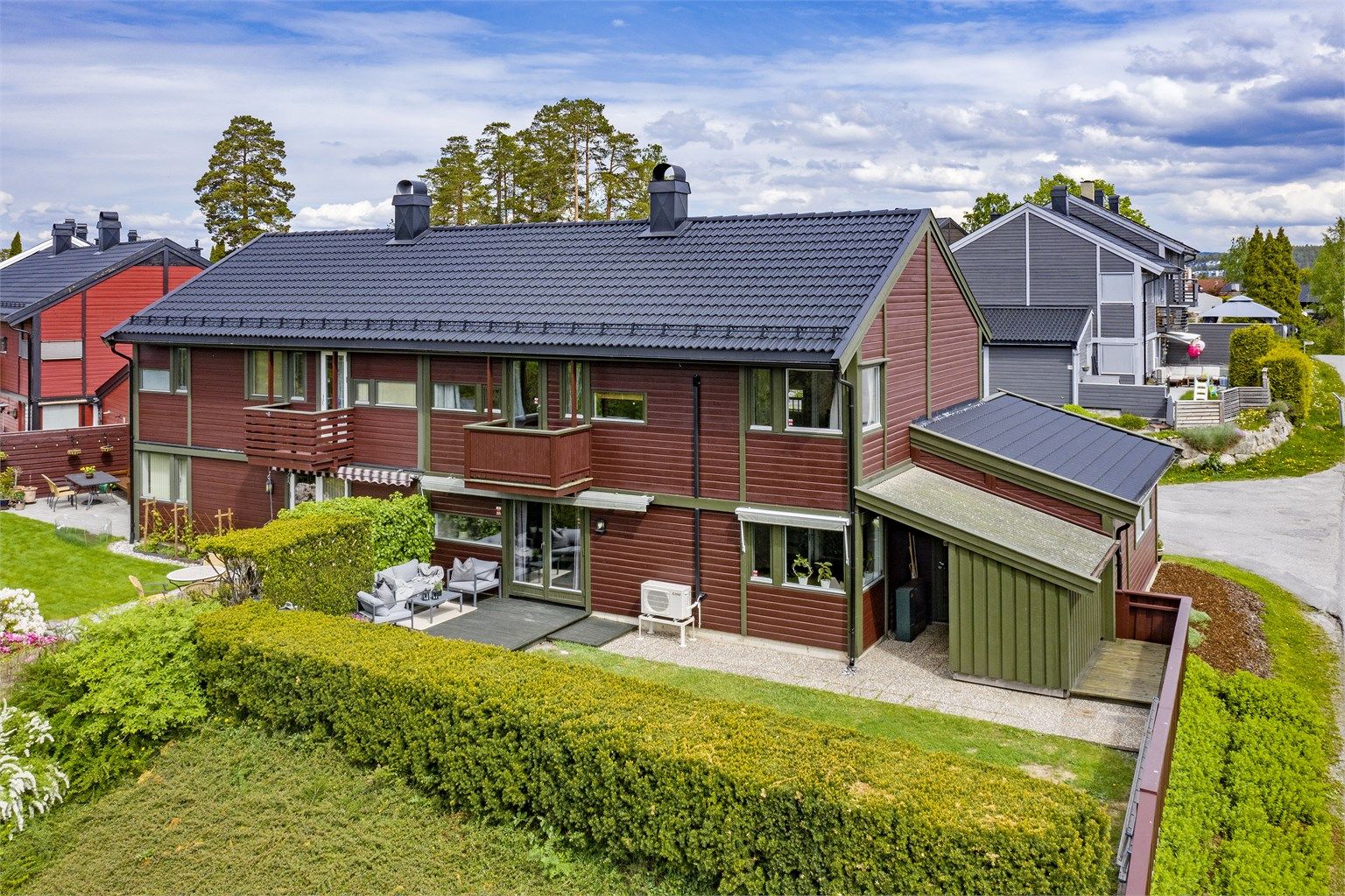 Yttertak er utvendig belagt med takstein fra 2020 - undertak fra 2020 - kledning orientert mot vest skiftet i 2024 - balkong oppgardert 2025