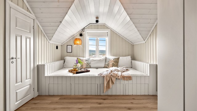 Loftstuen fungerer som et fleksibelt fellesareal og bindeledd mellom soverommene.