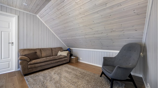 Et fleksibelt rom i loftsetasjen, egnet som soverom, kontor eller en ekstra TV-stue.