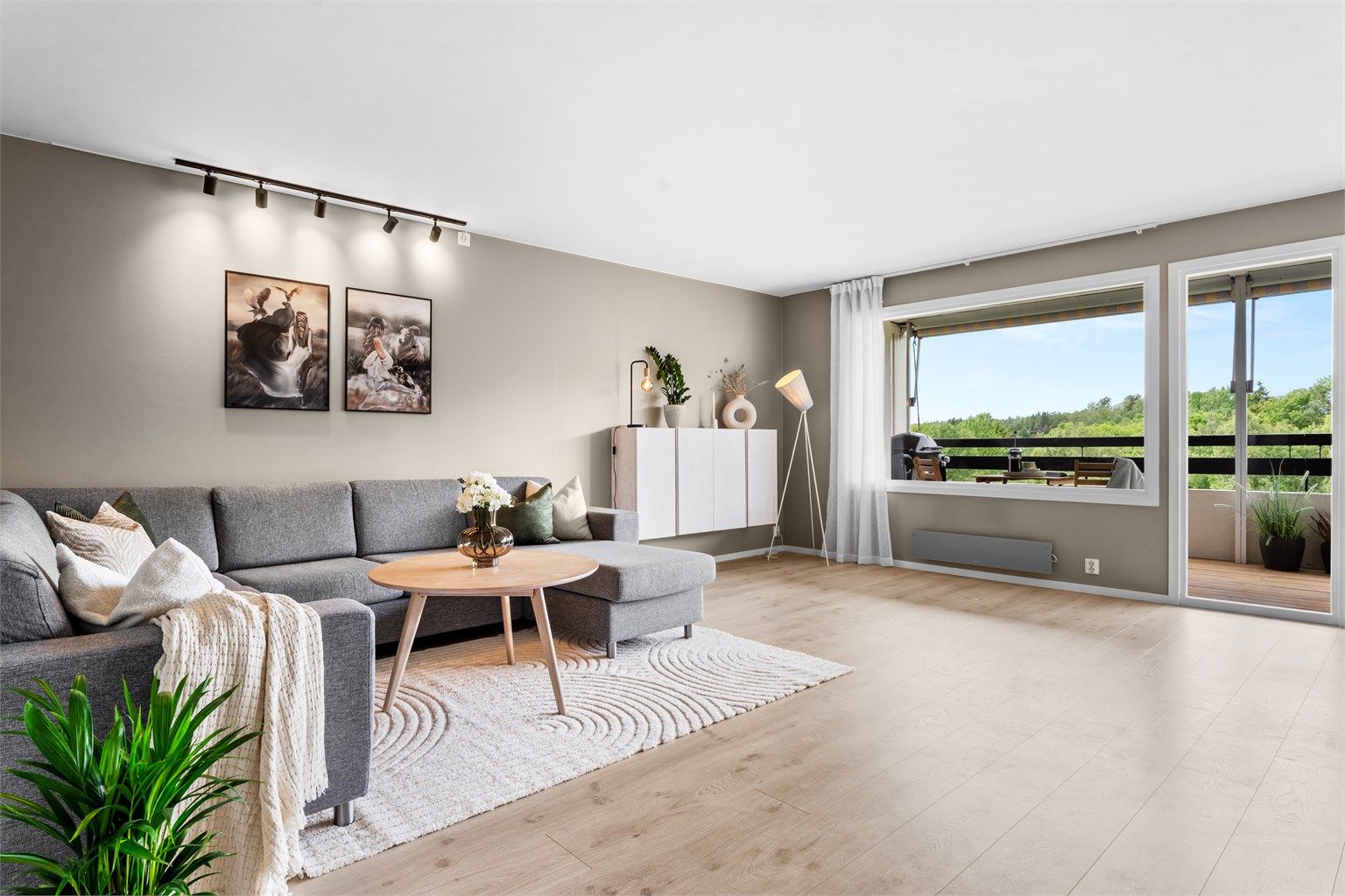 Stue - lys og romslig stue med store vindusflater som slipper inn rikelig med naturlig dagslys