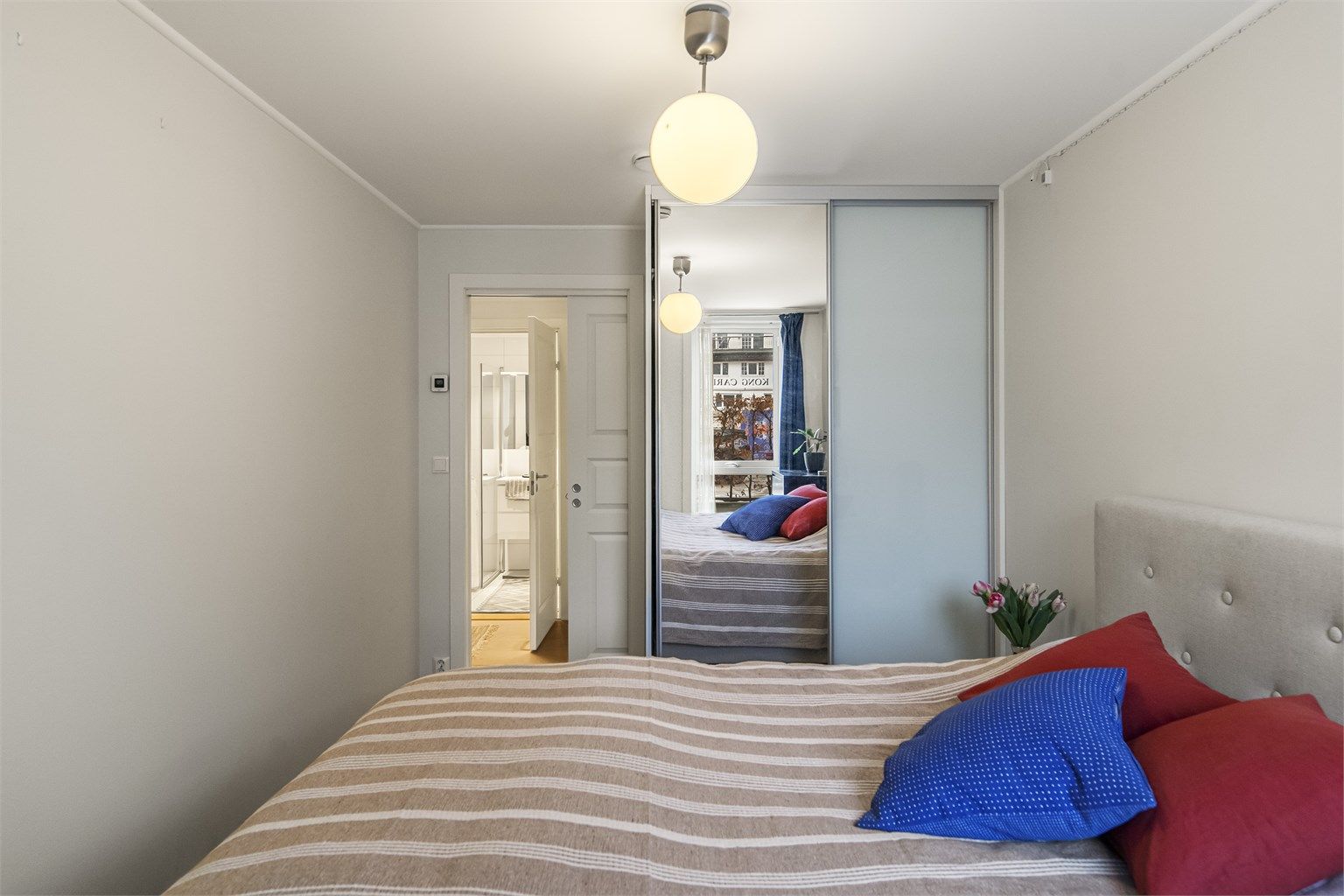 Det er svært godt med garderober i leiligheten. Skyvedørsgarderobe også på gjesterommet