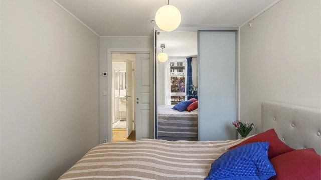 Det er svært godt med garderober i leiligheten. Skyvedørsgarderobe også på gjesterommet