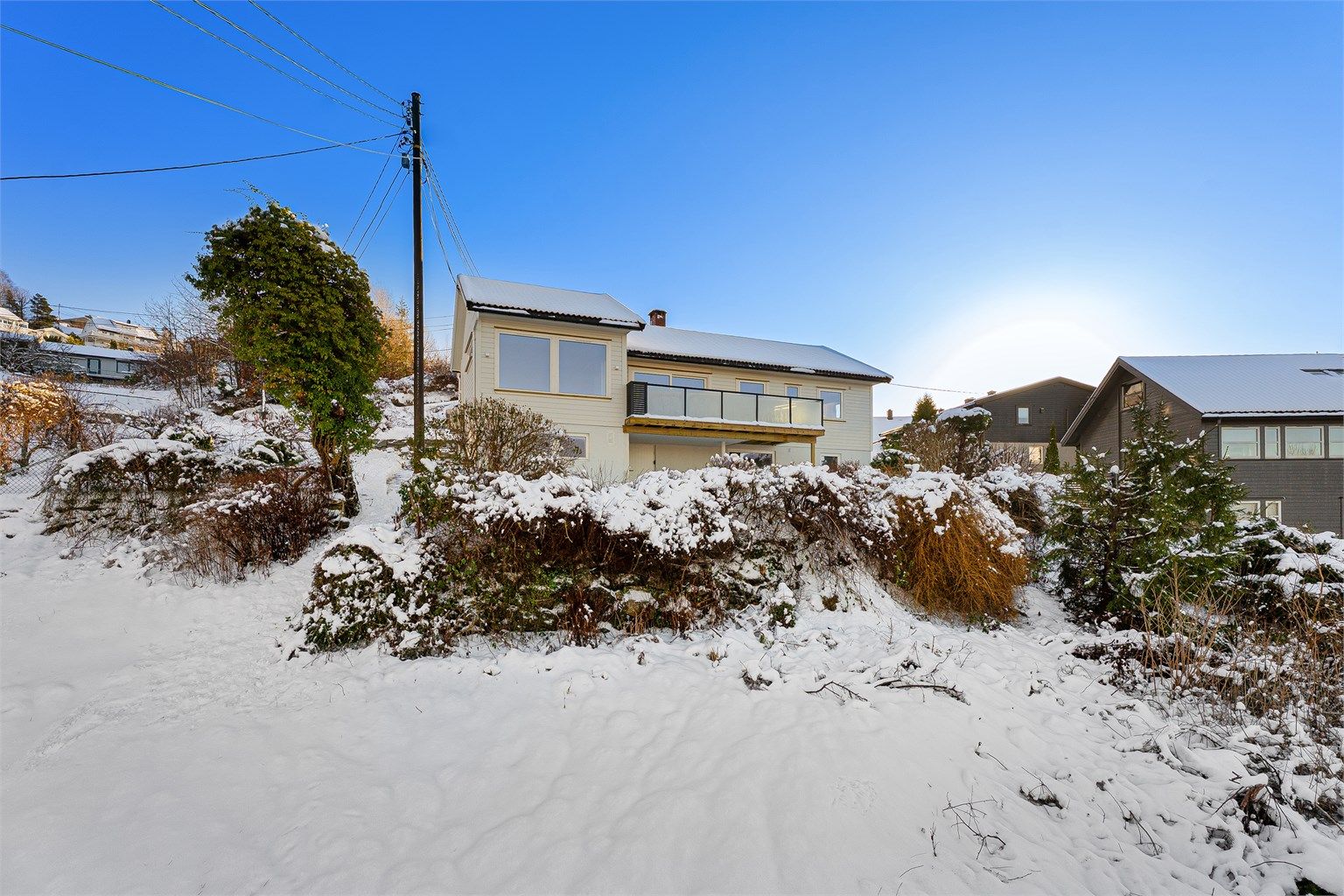 Fasadebilde mot baksiden av huset