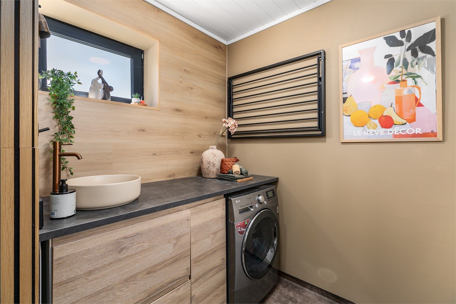 Moderne innredninger er montert både på badet og i vaskerommet.