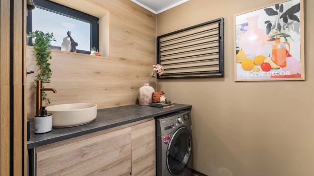Moderne innredninger er montert både på badet og i vaskerommet.