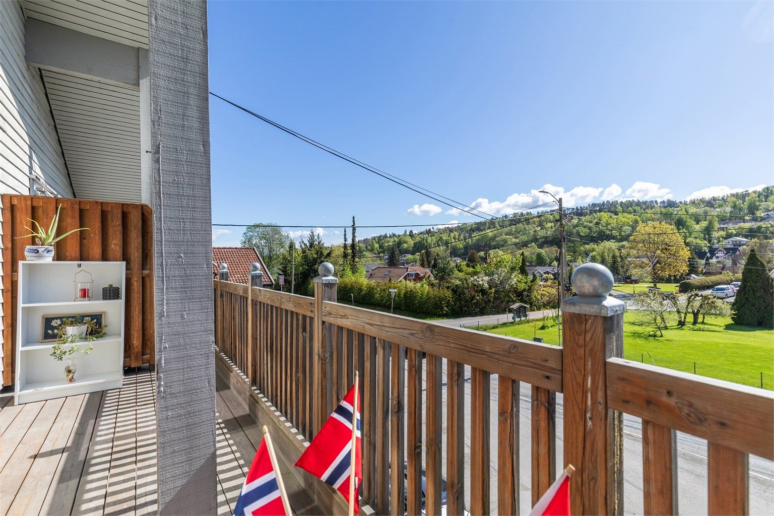 Fra verandaen er det utsikt over nærområdet.