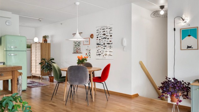 Den gjennomgående planløsningen gir leiligheten en lys og luftig atmosfære
