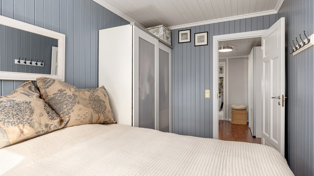 Hovedsoverom med plass til dobbeltseng og garderobeskap.