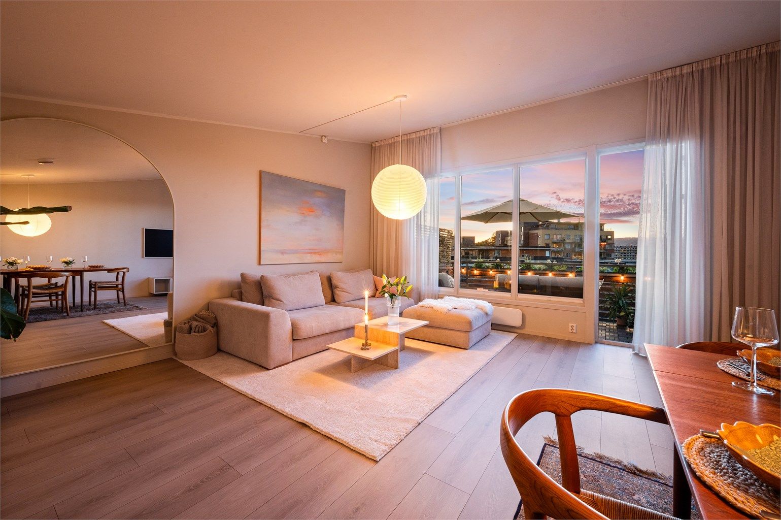 Overflatene i leiligheten er malt i delikate fargekombinasjoner som skaper en fin atmosfære, som også harmonerer fint med det lekre en-stavs gulvet.