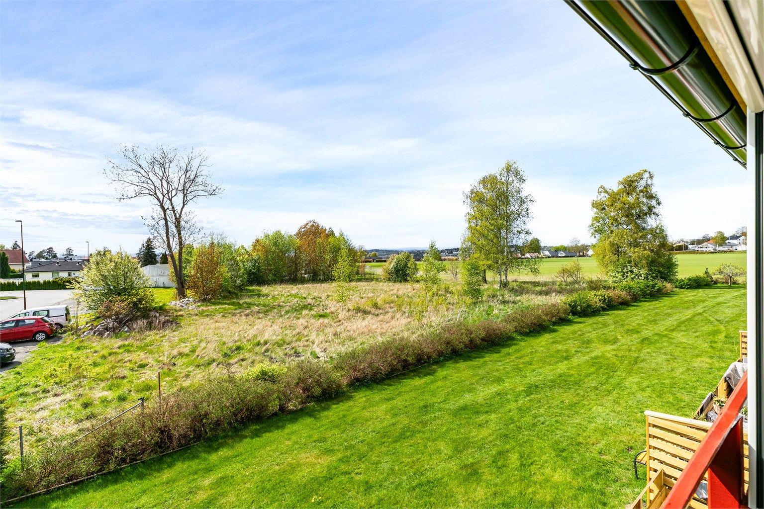 I vest er det ingen nærstående bebyggelse, kun åpent landskap som er et pent skue fra både verandaen og stuen.
