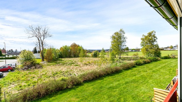 I vest er det ingen nærstående bebyggelse, kun åpent landskap som er et pent skue fra både verandaen og stuen.