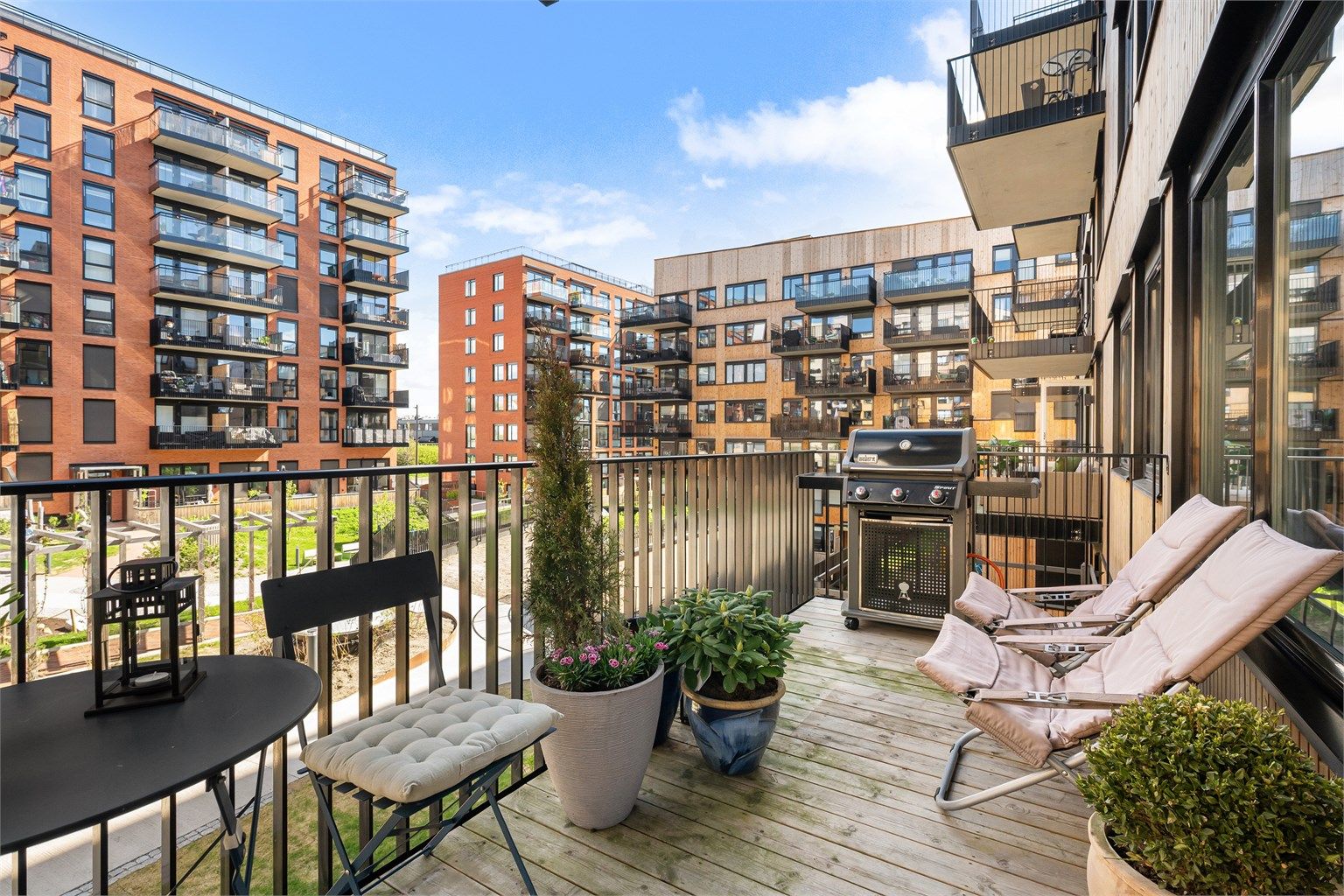 Balkong I - Balkong på 8 m² med adkomst fra stue. God plass til blant annet utemøbler. Foto: Mats Holst