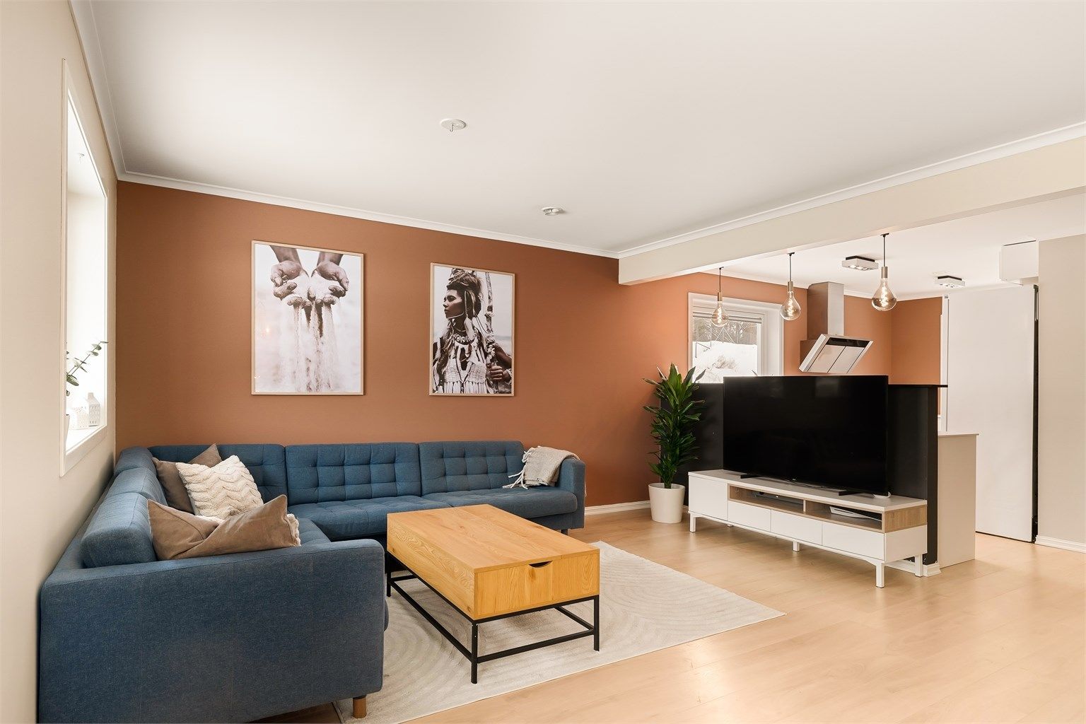 Fin og romslig stue med gode møbleringsmuligheter