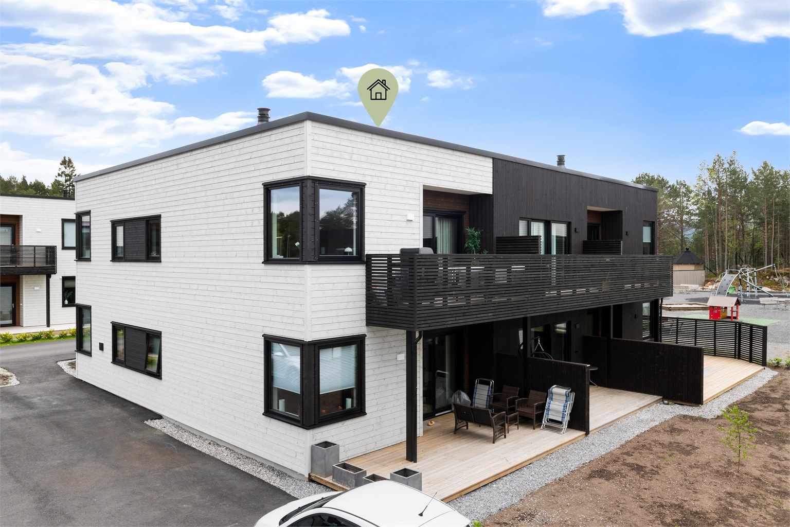 Moderne leilighetsbygg fra 2025 med en kombinasjon av stående og liggende trekledning.
Foto: Stian Wiik