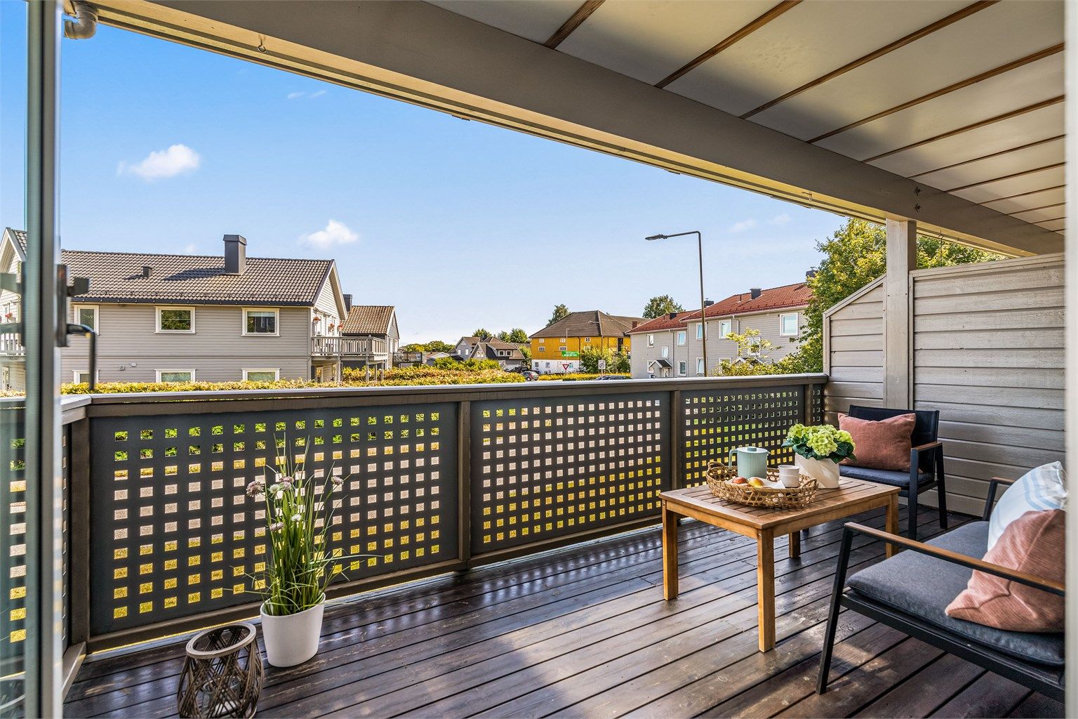 Fra stuen er det utgang til en østvendt, overbygd balkong på 11 m². På inngangssiden er det markterrasse med ettermiddagssol