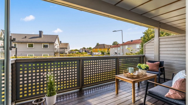 Fra stuen er det utgang til en østvendt, overbygd balkong på 11 m². På inngangssiden er det markterrasse med ettermiddagssol