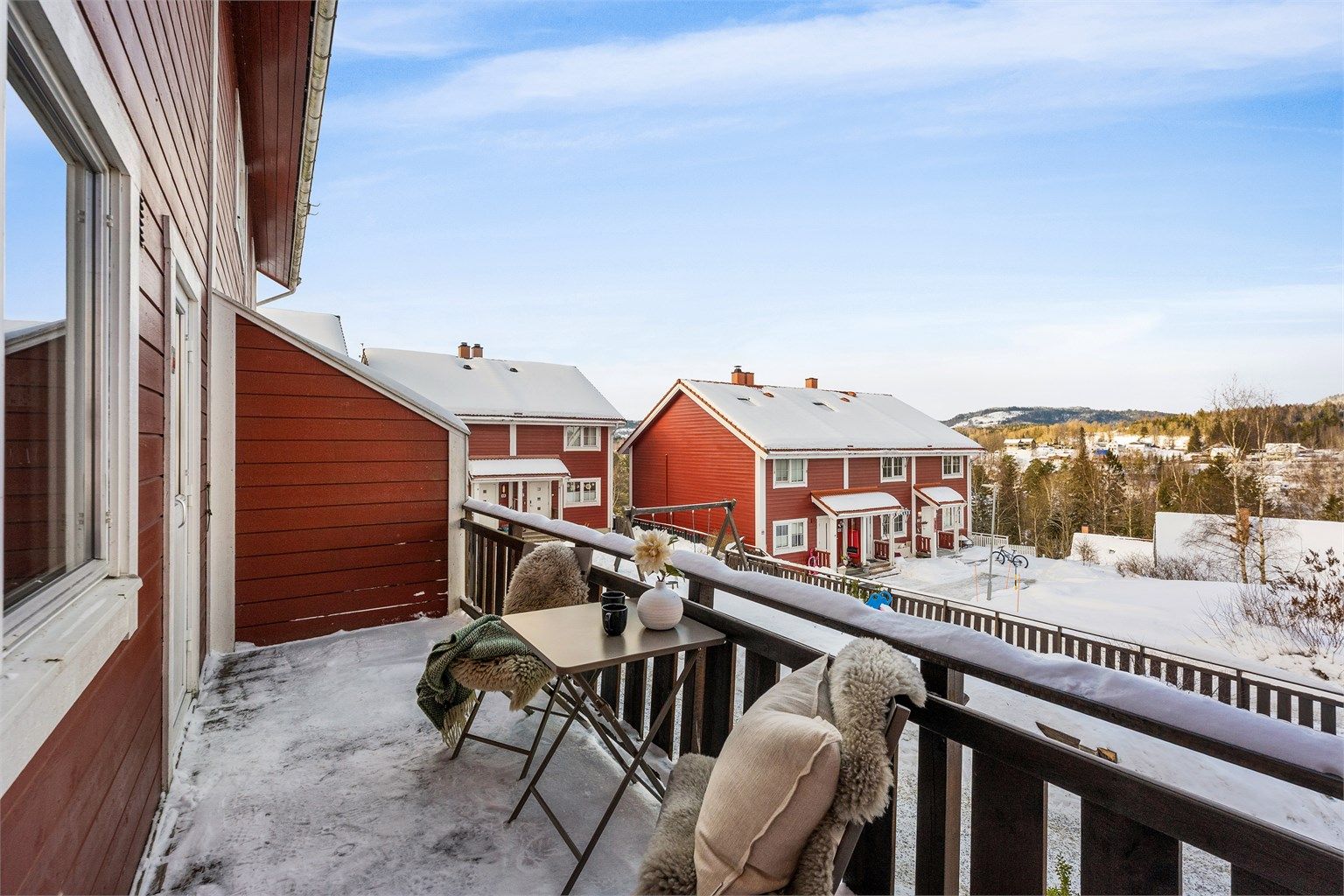 Verandaen ved kjøkkenet har flott utsikt med sol på ettermiddagen og frem til solnedgang