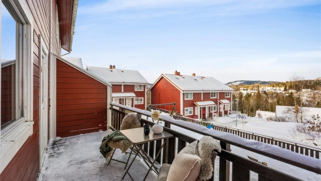 Verandaen ved kjøkkenet har flott utsikt med sol på ettermiddagen og frem til solnedgang