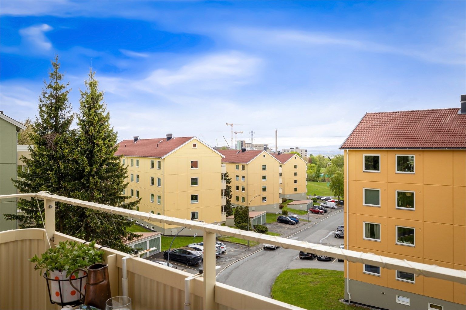  Balkongen er foran deler av stuen og byr på gode solforhold