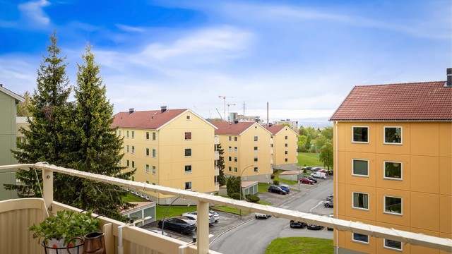 Balkongen er foran deler av stuen og byr på gode solforhold
