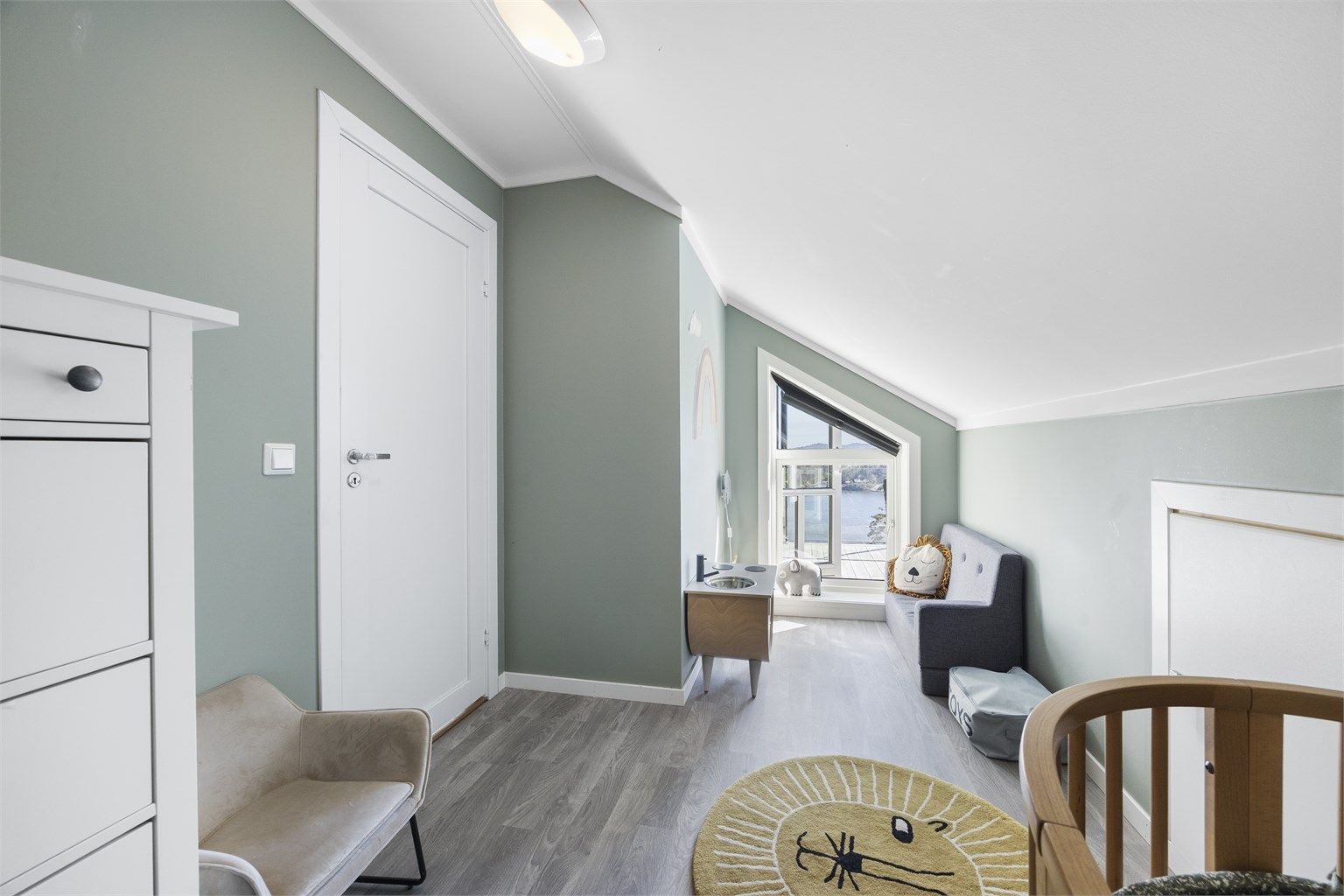 Loftsetasjen er godt utnyttet med arealer som egner seg for lek eller en liten lesekrok.