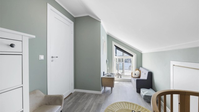 Loftsetasjen er godt utnyttet med arealer som egner seg for lek eller en liten lesekrok.