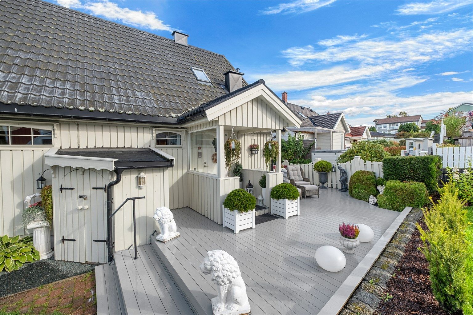 Overbygd inngangsparti med tilknyttet terrasse og utvendig bod.