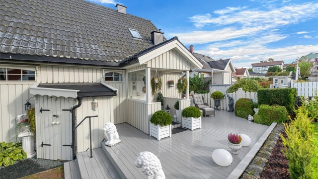 Overbygd inngangsparti med tilknyttet terrasse og utvendig bod.