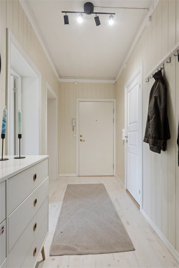 Entréen er romslig med god plass til av-og påkledning av yttertøy.