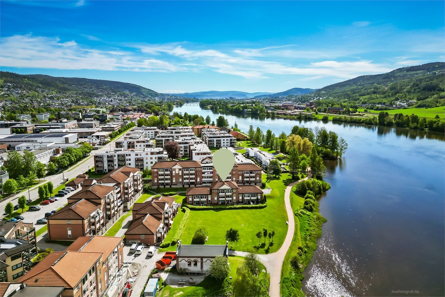 Leiligheten er beliggende sentralt i svært rolig og attraktivt boligområde.