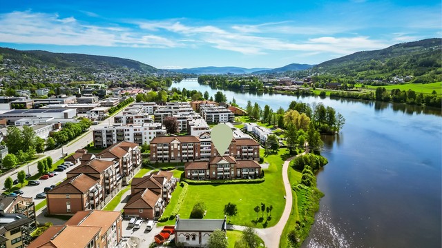 Leiligheten er beliggende sentralt i svært rolig og attraktivt boligområde.