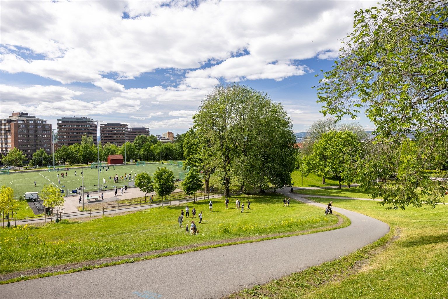 Tøyenparken ligger kort vei unna og byr på store grøntarealer, turstier og aktivitetsområder. Like ved finner du også det nye Tøyenbadet, med fire innendørsbassenger og et stort utendørsanlegg for hele familien.