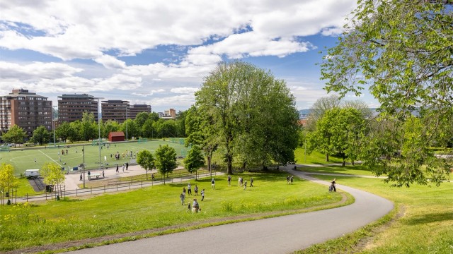 Tøyenparken ligger kort vei unna og byr på store grøntarealer, turstier og aktivitetsområder. Like ved finner du også det nye Tøyenbadet, med fire innendørsbassenger og et stort utendørsanlegg for hele familien.