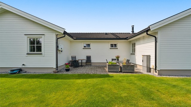 Boligen har en platting med belegningsstein hvor man kan nyte morgensolen, eller sitte litt i skyggen.
