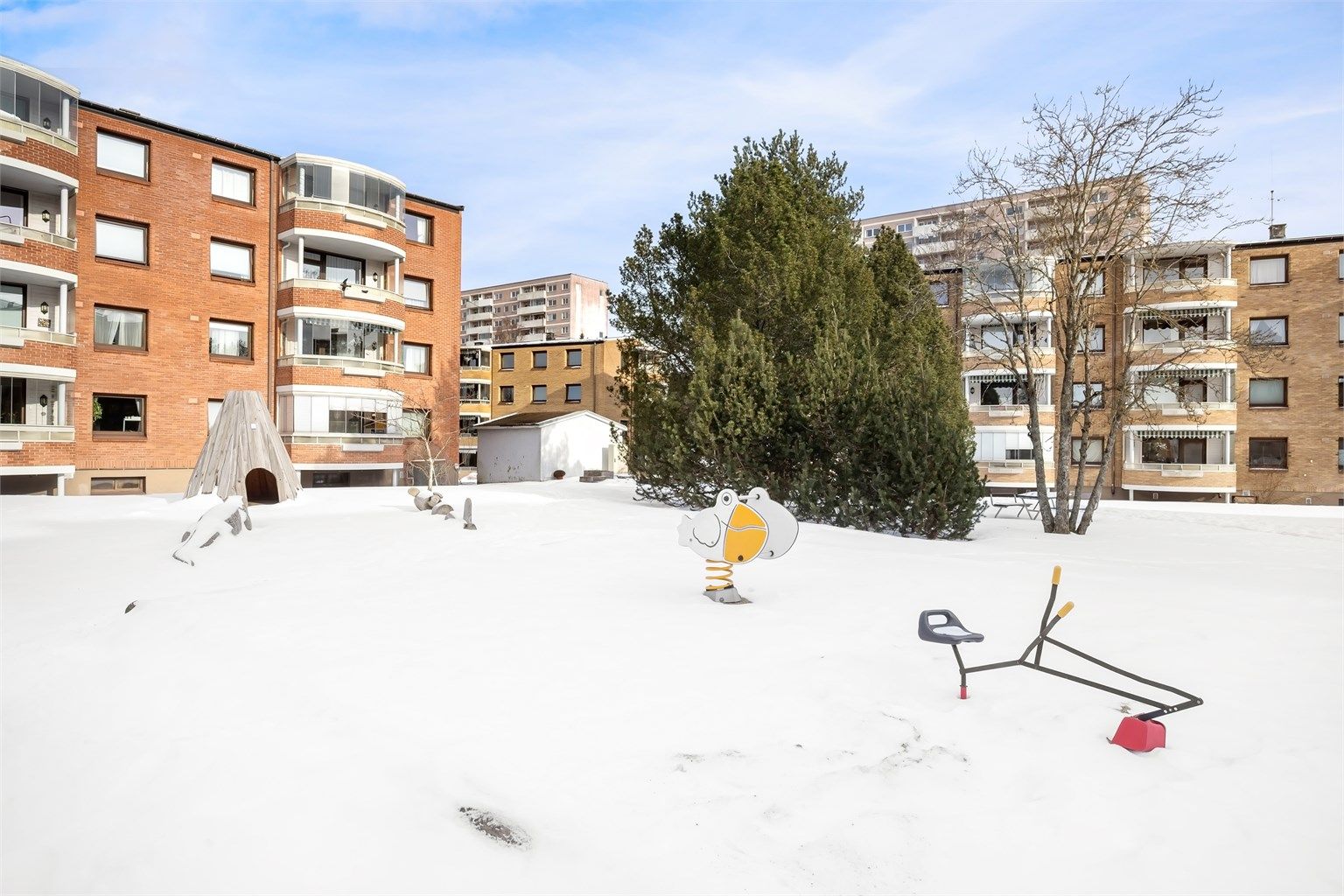 Området er barnevennlig med flere lekeplasser og nærhet til både skoler og barnehager.